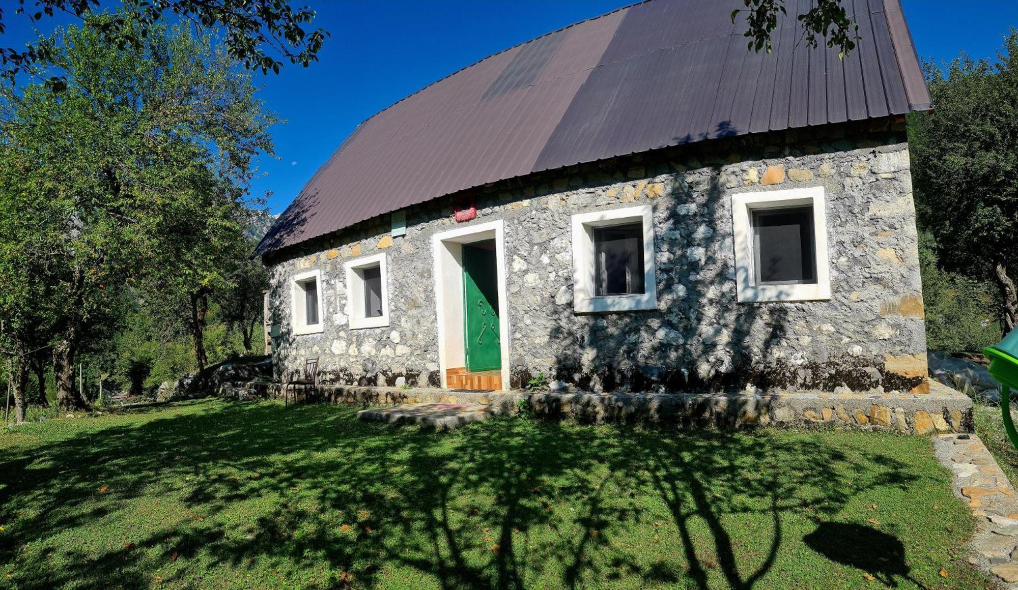 Guest House Emanueli Tropoje ภายนอก รูปภาพ